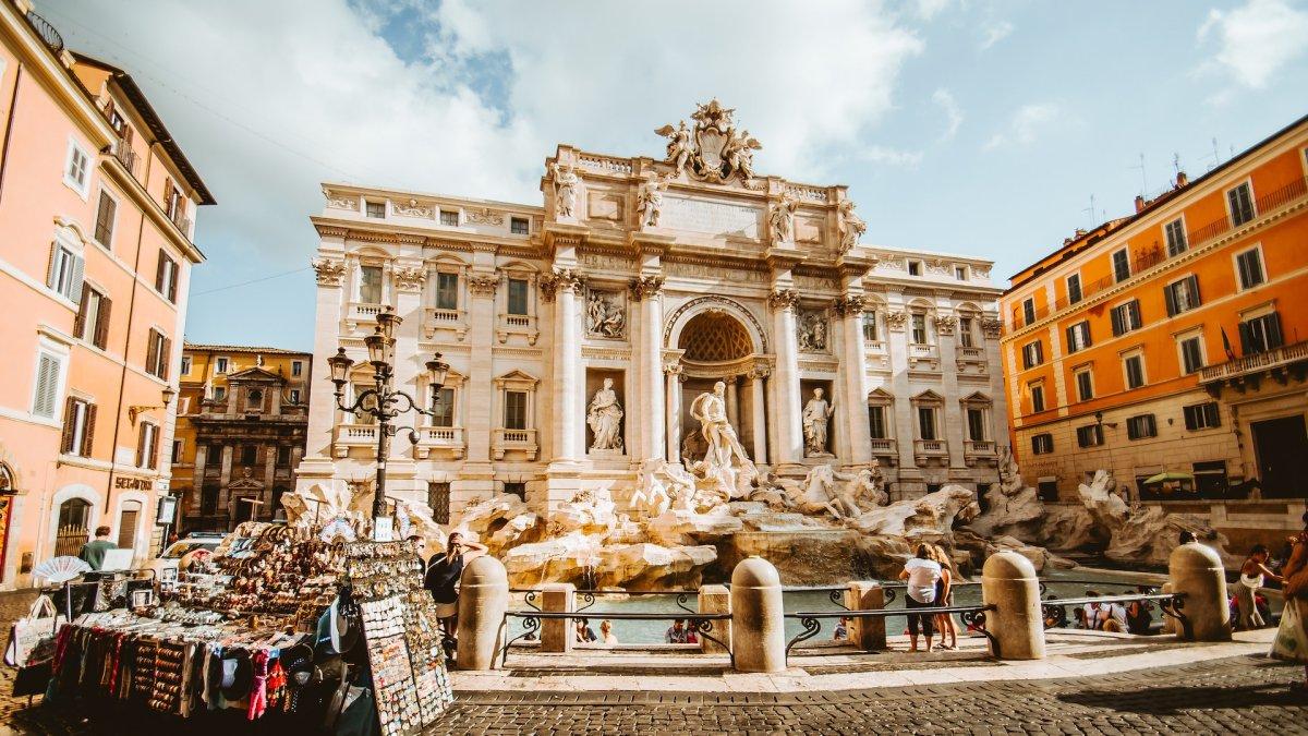 Air Mancur Trevi, tempat paling banyak difoto di dunia.