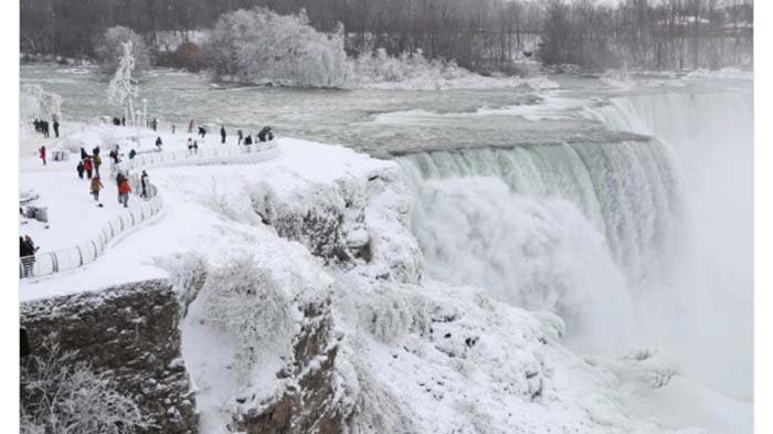 Viral! Air Terjun Niagara Membeku Akibat Badai Salju, Lihat Penampakan Indahnya