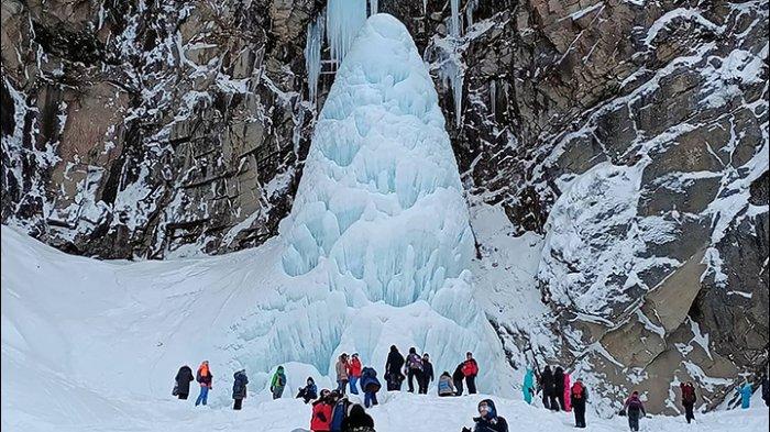 Air Terjun di Rusia Membeku, Bongkahan Es Raksasa Timpa Sejumlah Turis