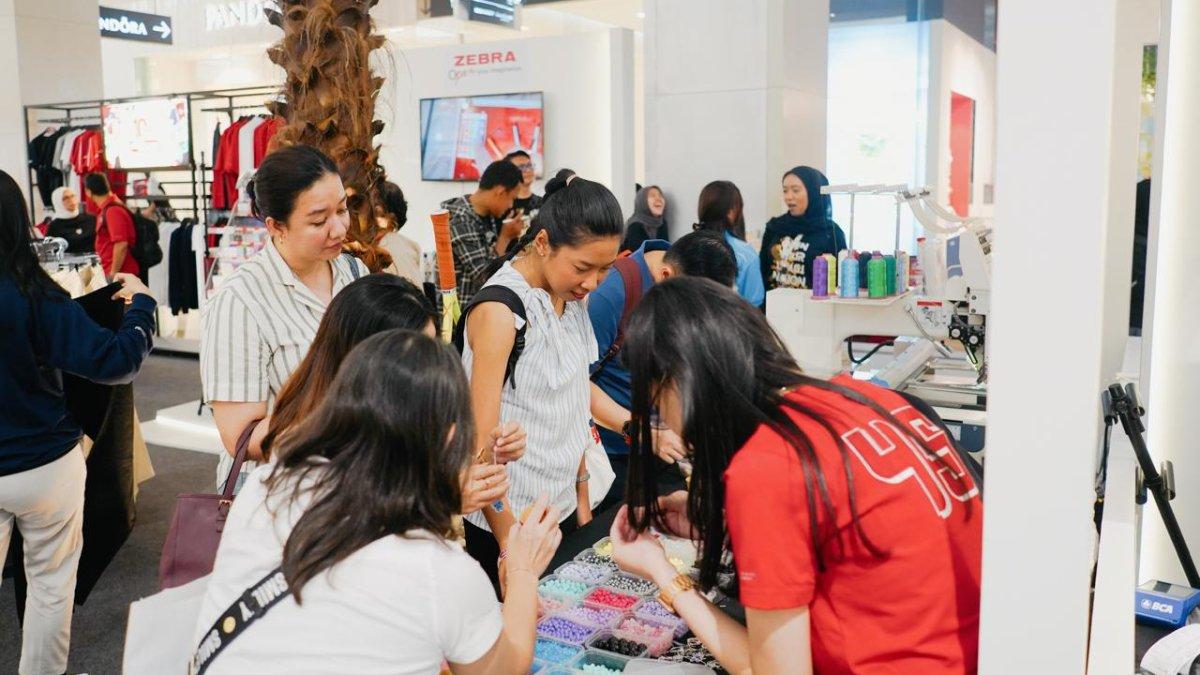 Suasana seru pengunjung memilih aksesoris kreatif di acara Giordano Rayakan Satu Dekade di Indonesia.