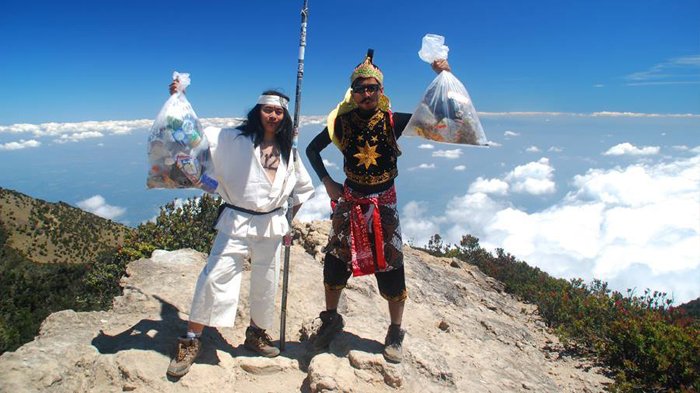 7 Aksi 'Pahlawan' Gunung Ini Lebih Keren daripada Hanya Menyebar Foto Menaklukkan Puncak