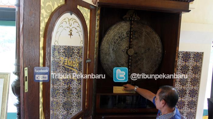 Alat pemutar musik merk Komet, sejenis gramophone, koleksi Istana Asserayah Hasyimiyah Siak. Komet ini terbilang sangat langka di dunia
