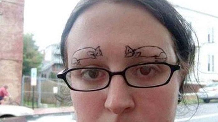 Ngakak! 5 Model Alis Cetar Membahana Ini Bisa Diaplikasikan Saat Traveling