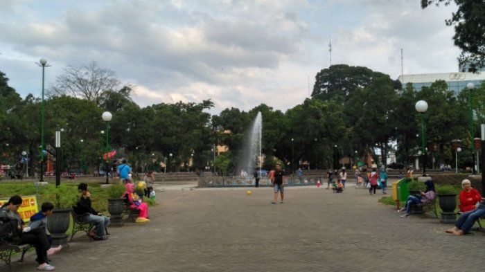 Pengunjung menikmati suasana Alun-alun Kota Malang pada sore hari.