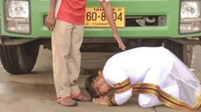 Heboh! Pria Ini Sujud di Kaki Ayahnya yang Sopir Truk, Kisahnya Buatmu Meneteskan Air Mata Seharian