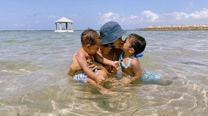 Foto-foto Andien Liburan di Bali, Ajak Keluarga Staycation hingga Main di Pantai