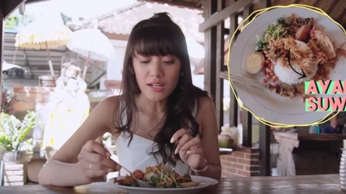 Susul Raditya Dika ke Bali, Anissa Aziza Sempat Cicipi Menu Nasi Campur di Warung Nasi Ibu Oki