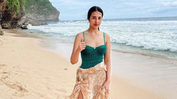 Liburan ke Bali, Anya Geraldine Bersantai di Kolam Renang Bareng Sahabat