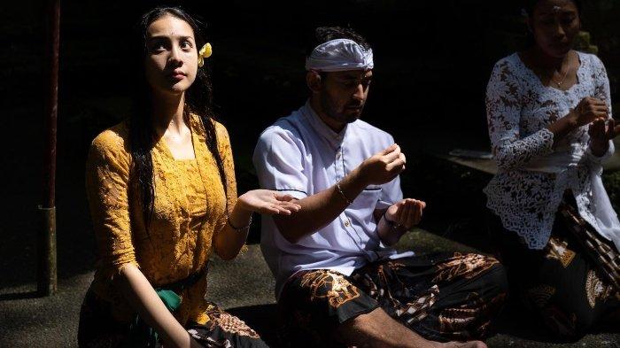 Foto-foto Cantik Natural Anya Geraldine Pakai Kebaya saat Jalani Ritual Melukat di Bali