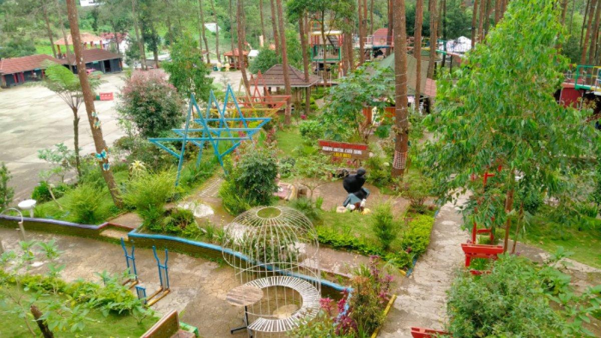 Area playground dan spot foto instagramable di Embun Lawu, tempat wisata favorit di Tawangmangu, Karanganyar, Jawa Tengah, Rabu (11/1/2023). Lokasi Embun lawu ini dekat dari hotel dan tempat sewa motor di Karanganyar.