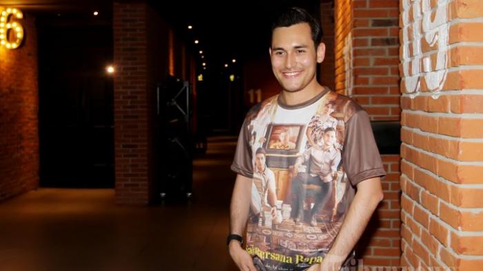Liburan Arifin Putra - Senyuman Cowok Ganteng Ini Saat Liburan Bikin Cewek Klepek-klepek