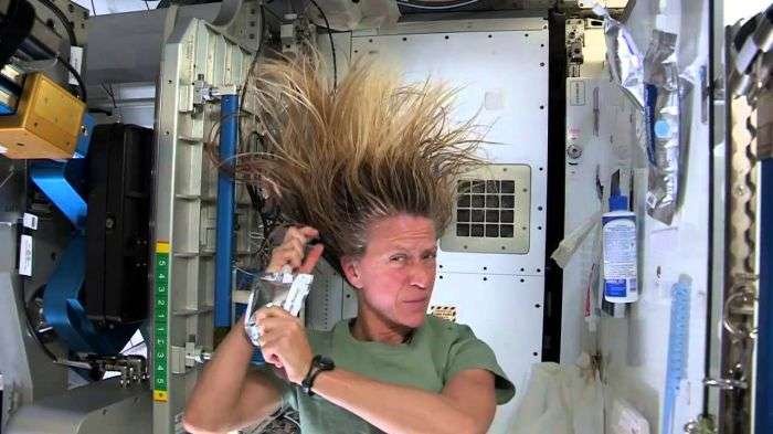 Susah-susah Gampang, Begini Cara Astronot Cuci Rambutnya di Luar Angkasa