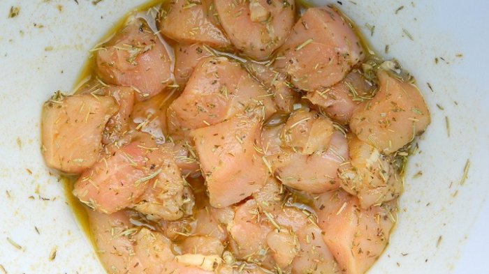 Perbedaan 'Marinate' dan 'Brine', Teknik Merendam Daging dalam Bumbu
