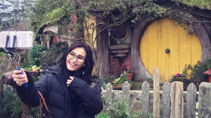Unggah Foto Bersama Kawan Pas Syuting, Ayu Ting Ting Panen Hujatan, Netizen: Akhirnya Punya Squad