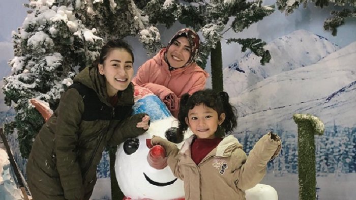 Ayu Ting Ting Ajak Keluarga Liburan ke Malaysia, Main Salju dan Pegang Salju Jadi Impian Sejak Dulu