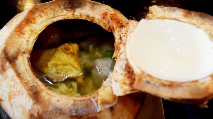Kuliner Sulawesi Tenggara - Makan Bakso Kelapa Muda di Baubau, Manis dan Asin Cita Rasa Kuahnya