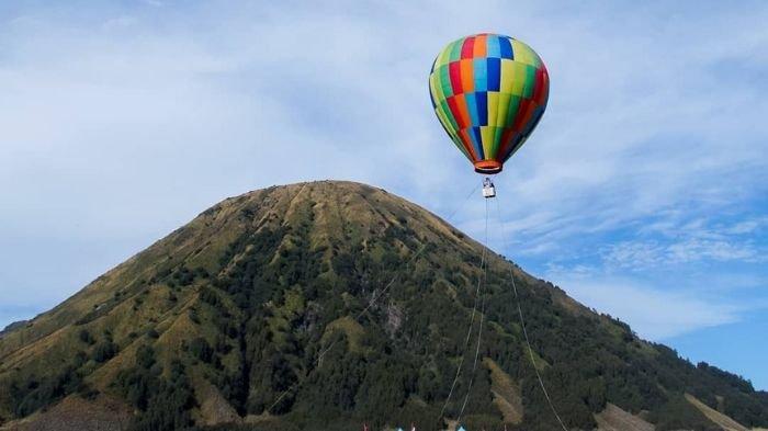 Pertama Kalinya, Ada Wisata Naik Balon Udara di Bromo