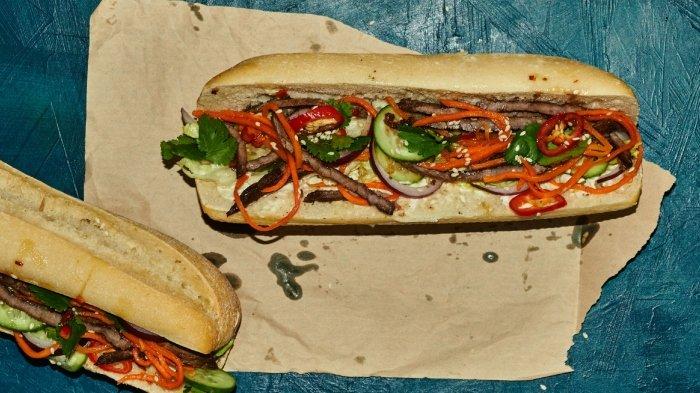 banh mi, sandwich khas Vietnam yang bisa dibeli di street food.