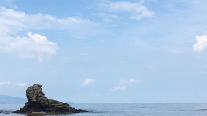 Terdapat Batu Menyerupai Perempuan, Batunona Dipercaya Tempat Dewi Laut yang Cantik