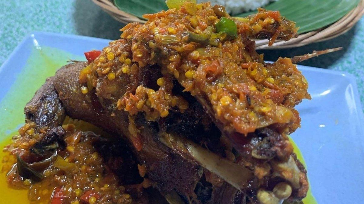 Bebek Sambal Pecut Bengkulu.