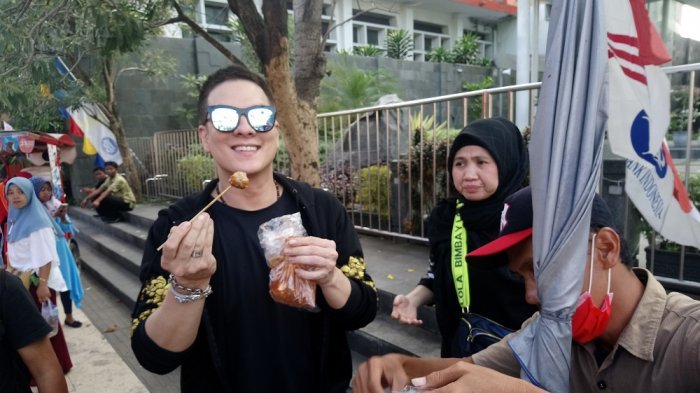 Berkunjung ke Solo, Bertrand Antolin Terkesan dengan Pembatik di Kampung Batik Laweyan