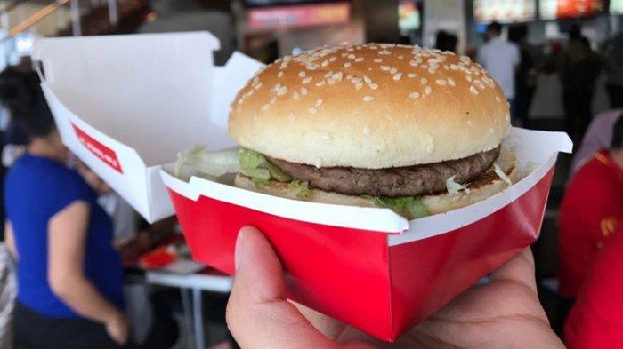 Ikuti Tantangan McDonald's, Pria Ini Makan Burger yang Telah Dikubur Selama Setahun
