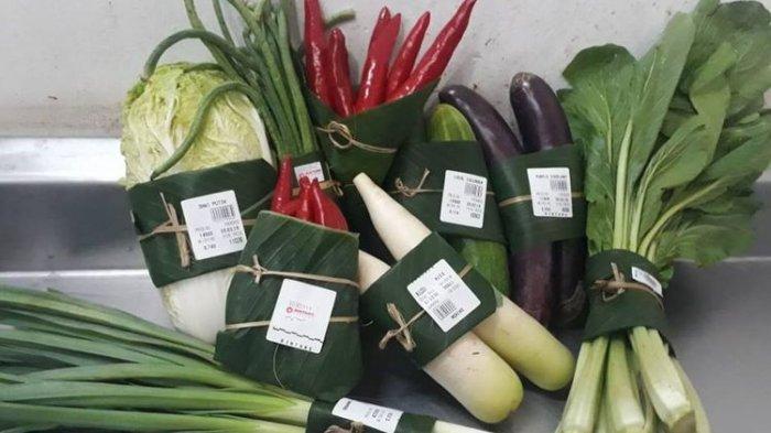 Tinggalkan Plastik, Supermarket di Bali Pakai Daun Pisang untuk Mengemas Sayuran