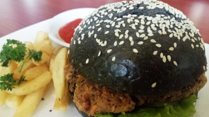 Transera Hotel Pontianak Punya Menu Andalan Baru, Black Burger Siap Bikin Ketagihan