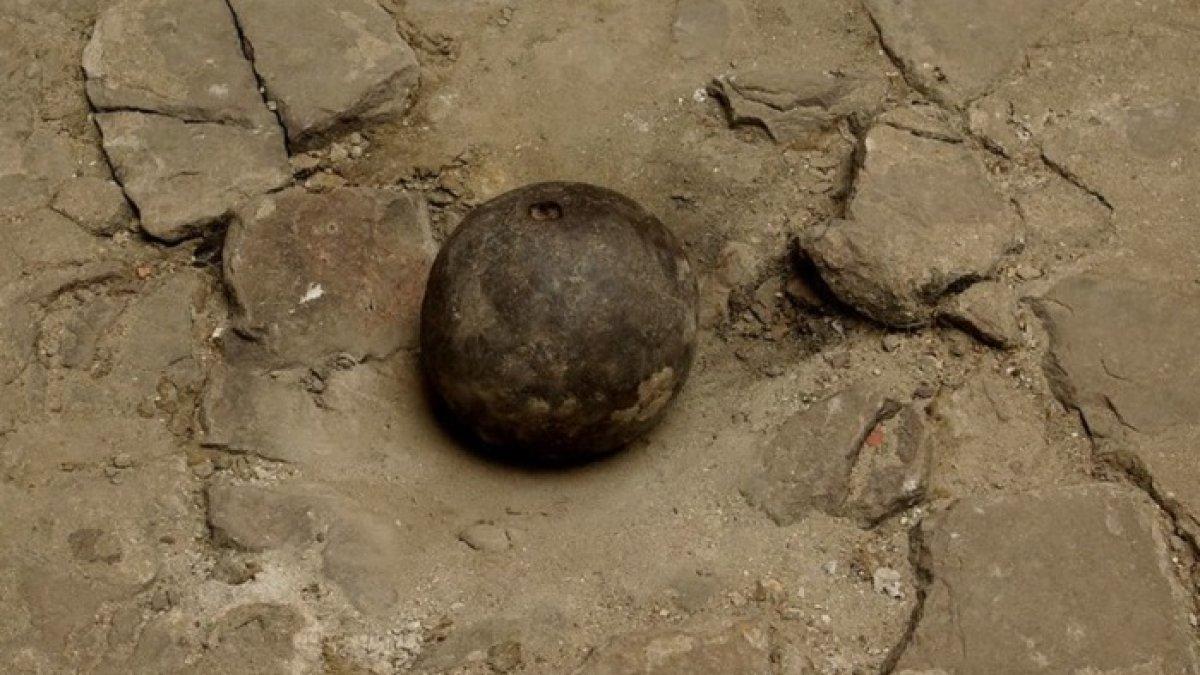 Viral Bola Besi Misterius Muncul di Pantai, Disebut-sebut Telur Godzilla