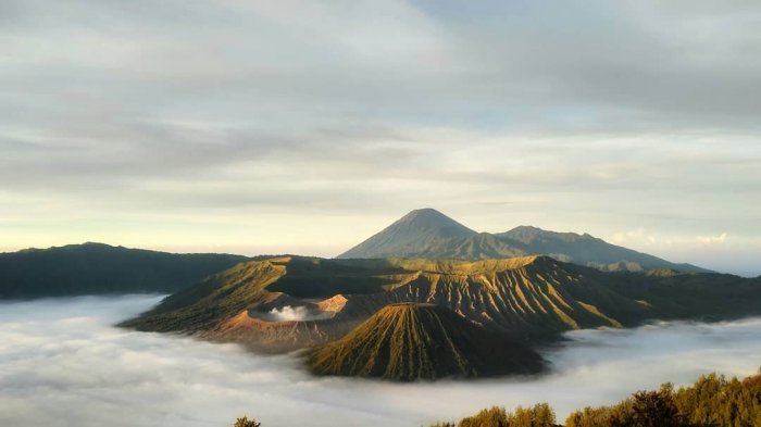 Keindahan panorama kawasan Taman Nasional Bromo, Tengger, dan Semeru (TNBTS) saat pagi hari dari Bukit Penanjakan, Rabu (15/4/2018). Traveler yang ingin liburan ke Bromo bareng pasangan, bisa menyimak itinerary 2 hari 1 malam dengan bujet Rp 1,4 jutaan berikut.