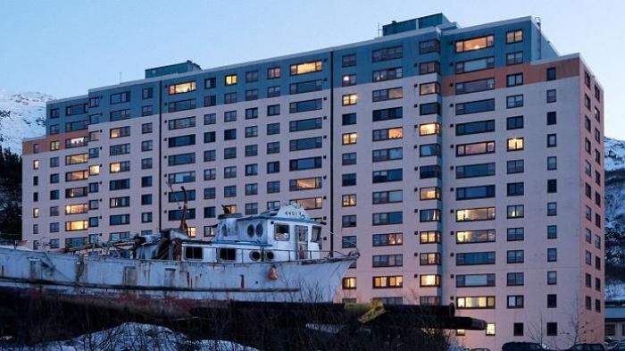 Begich Towers - Gila! 75 Persen Penduduk Kota Ini Tinggal dalam 1 Gedung, Lihat Apa Saja di Dalamnya