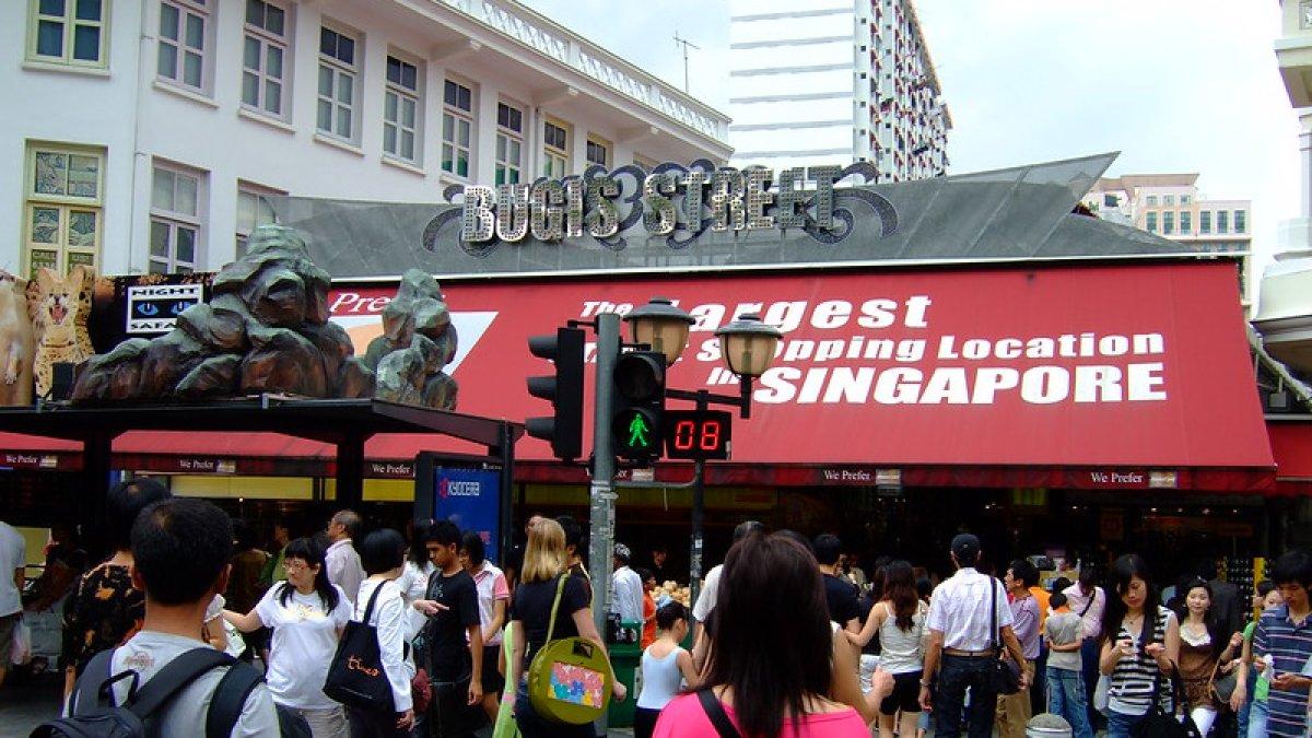 Bugis Street, satu tempat belanja murah di Singapura.