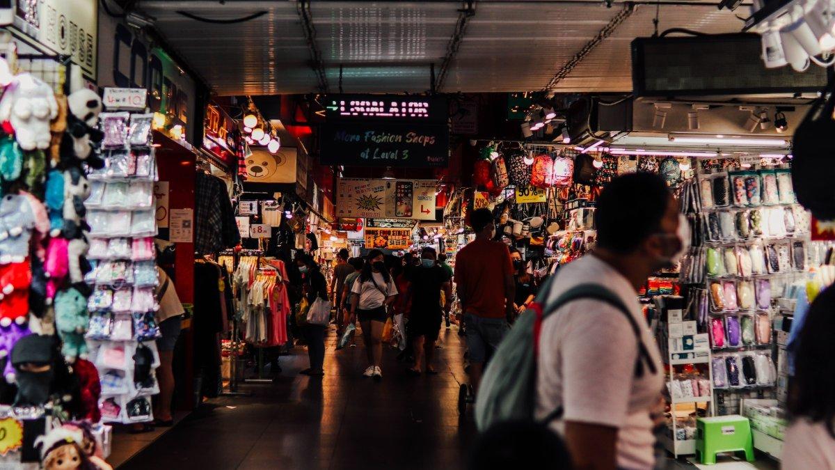 Bugis Street, satu tempat belanja oleh-oleh di Singapura