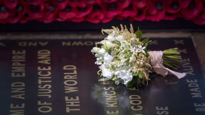 Buket Bunga Harus Diletakkan di Makam Prajurit, 8 Fakta Unik Tradisi Pernikahan Kerajaan Inggris