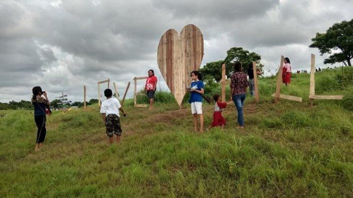 Suasana Bukit Cinta yang terletak di area Penfui Kupang yany ramai dikunjungi warga, Sabtu (5/2/2019) sore.