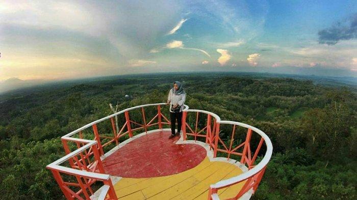 Seperti namanya, Bukit Cinta Watu Prahu merupakan sebuah bukit yang diubah sedemikian rupa menjadi destinasi wisata yang Instagramable.