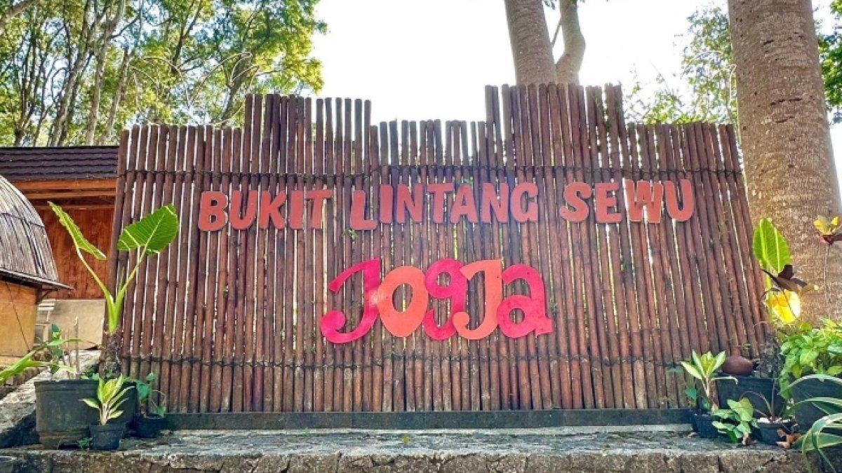 Bukit Lintang Sewu. Tempat wisata di Jogja yang lagi hits ini buka setiap hari dan menawarkan penginapan glamping unik yang bersatu dengan alam.