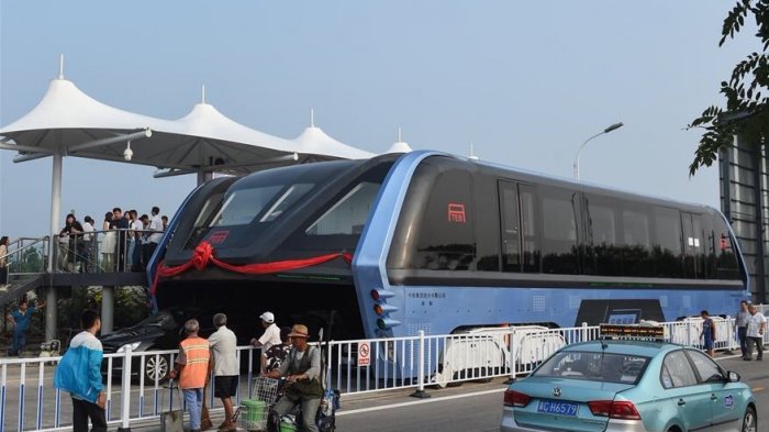 Digadang-gadang jadi Solusi Kemacetan, Proyek Bus 'Ngangkang' Buatan China Ini Malah Berakhir Tragis