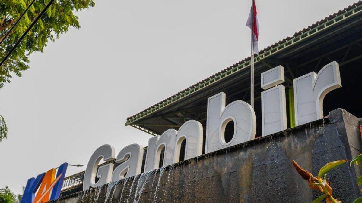 Calon penumpang melakukan identifikasi diri melalui layanan face recognition boarding gate. PT KAI Daop 1 Jakarta hadirkan layanan face recognition boarding khusus di gate selatan Stasiun Gambir Jakarta Pusat, Jakarta mulai Jumat (1/9/2023).