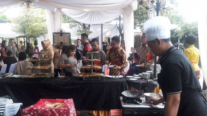 Ledre hingga Martabak, Inilah Aneka Camilan di Nikahan Kahiyang-Bobby! Kudapan Ini jadi Favorit Tamu