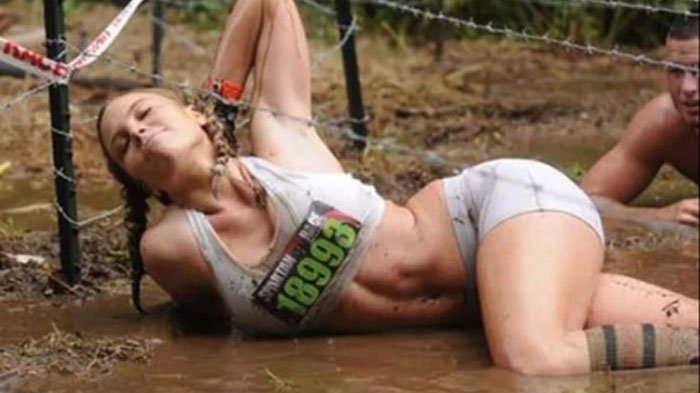 Kok Bisa Ya? Posisinya Enggak Banget, tapi 13 Orang Ini Tetap Tampil Fotogenik Bak Model