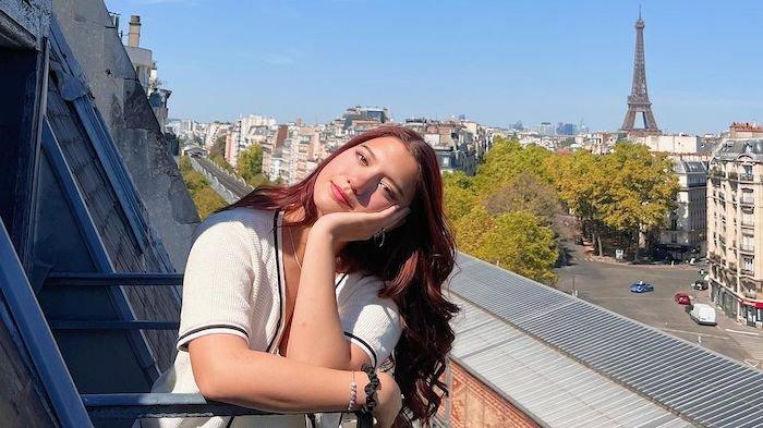 Cassandra Lee Keliling Eropa, Foto-foto Berlatar Menara Eiffel