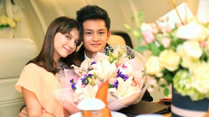 Cassandra Lee - Sering Beradu Peran dengan Pacar, Gaya Liburan Keduanya Bikin Jomblo Makin Baper!