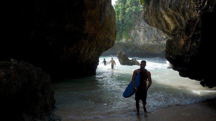 Celah tebing pantai Suluban