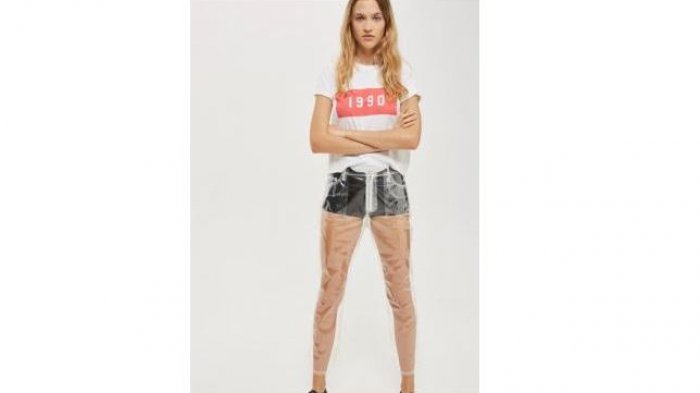 Bukan Denim tapi Plastik, Inilah Bahan Celana yang Lagi Hits Ini! Nyentrik atau Malah Aneh sih?