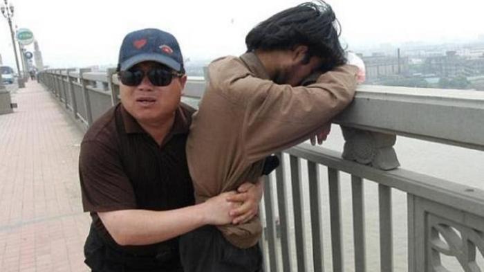 Chen Si - Setiap Akhir Pekan ke Jembatan, Pria Ini Lakukan Hal yang Sangat Heroik