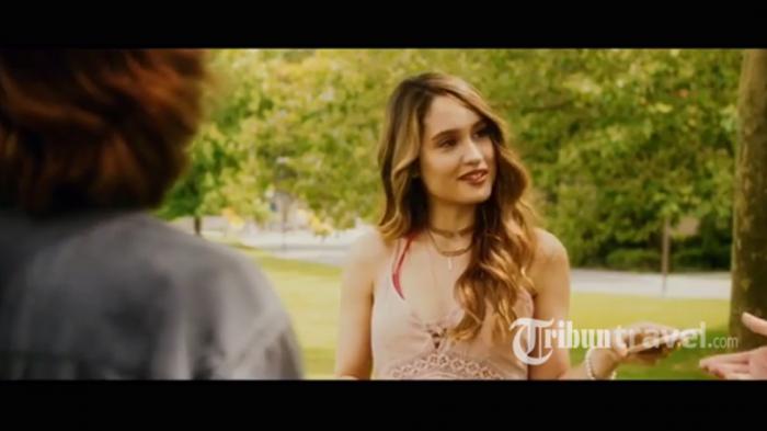 Cinta Laura - Unggah Trailer The Ninth Passenger, Inilah Adegan Panas yang Dilakoni Aktris Ini