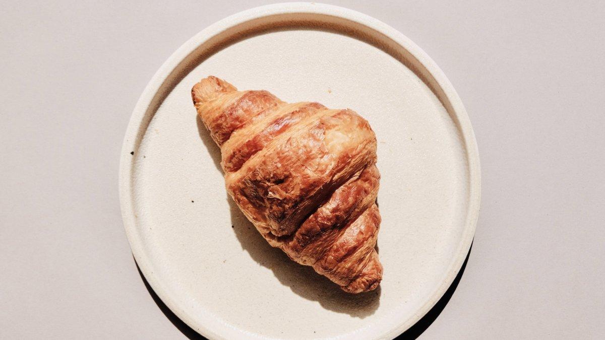 Croissant, satu oleh-oleh makanan khas terbaik dari Prancis untuk dibawa pulang.