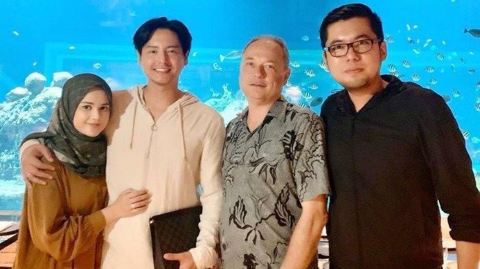 Liburan Artis - Cut Meyriska dan Roger Makan Malam Romantis dalam Restoran Akuarium Pertama di Bali