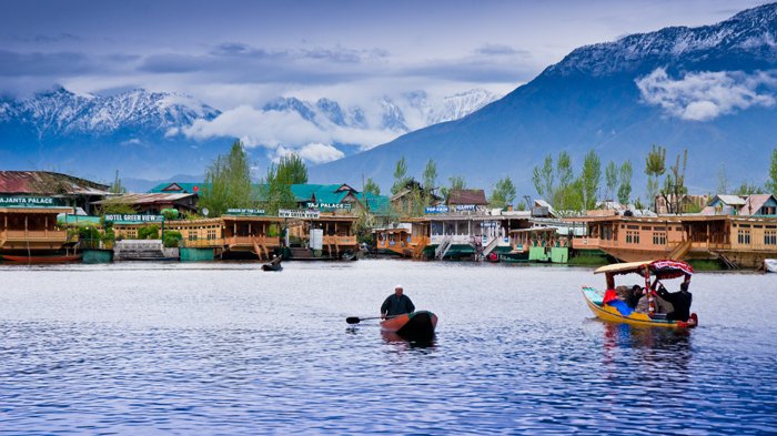 5 Danau Terindah di Dunia dengan Lanskap Menakjubkan, Nomor 4 Dikelilingi Kebun Bunga